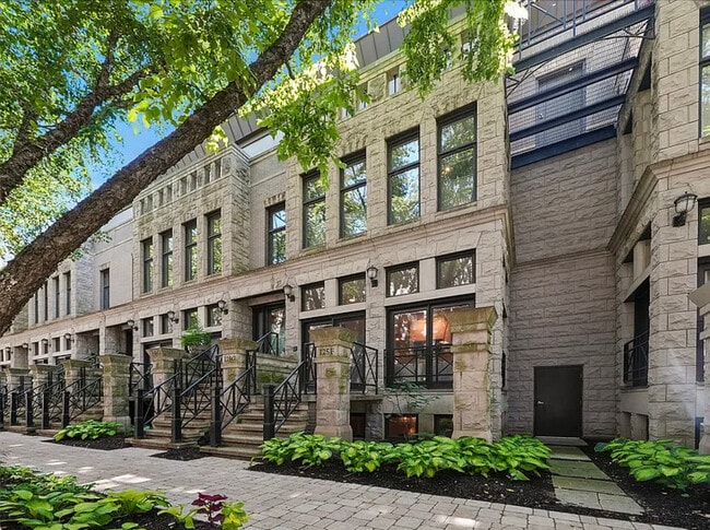 Photo - 125 W Oak St Townhome