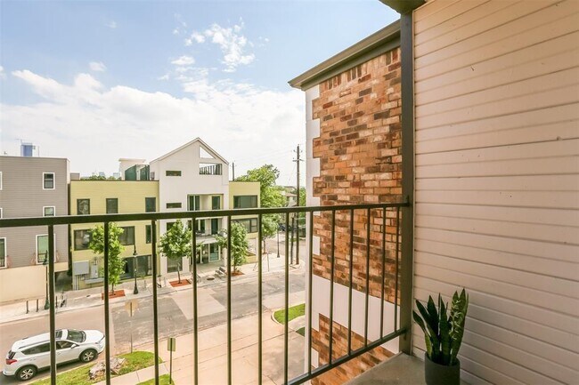 Photo - 912 W 22nd St Unit 302