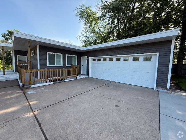 Building Photo - 617 S Hastings Way Rental