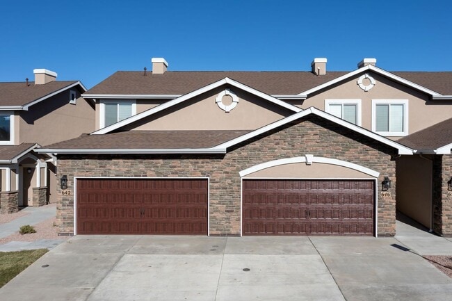 Building Photo - Stylish 3-Bedroom Townhome with Fireplace, Modern Kitchen & Spacious Layout!