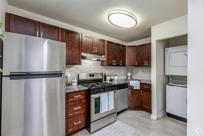 2BR, 1BA - 960SF - Kitchen - Peninsula Grove