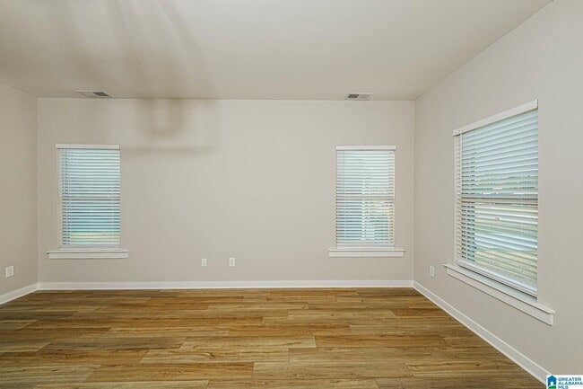 Photo - 449 Troubadour Ln