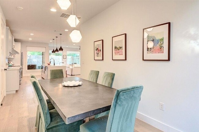 Photo - 916 E 50th St