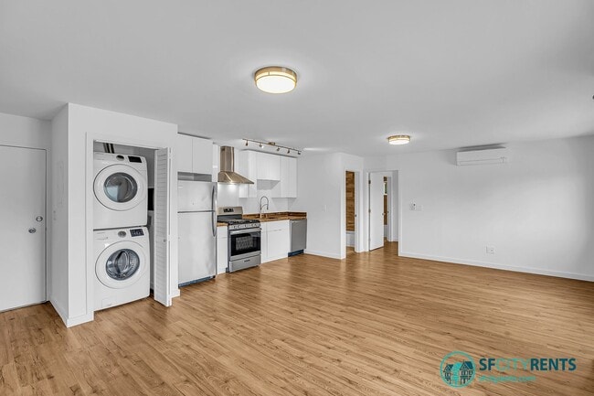 Building Photo - Redwood City: Unfurnished and Remodeled 2 Bed 2 Bath w/ Laundry In Unit 877 Woodside Rd #213