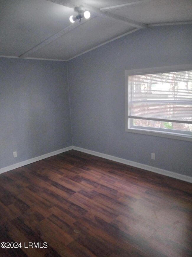 Photo - 107 Bonaire Cir S