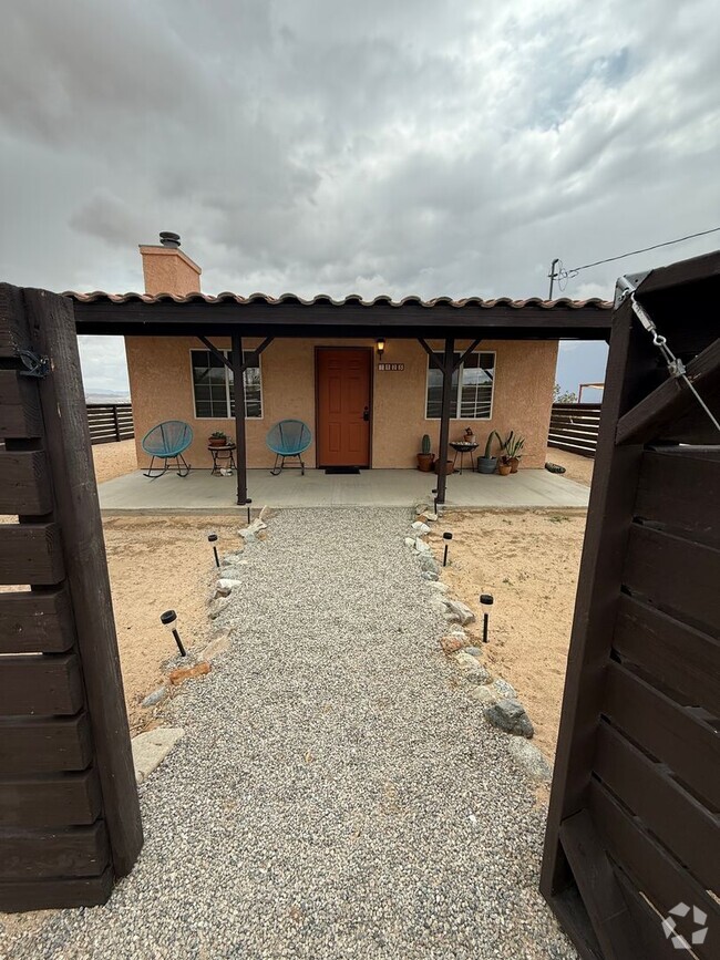 Building Photo - Private 1 Bedroom 1 Bathroom Home
