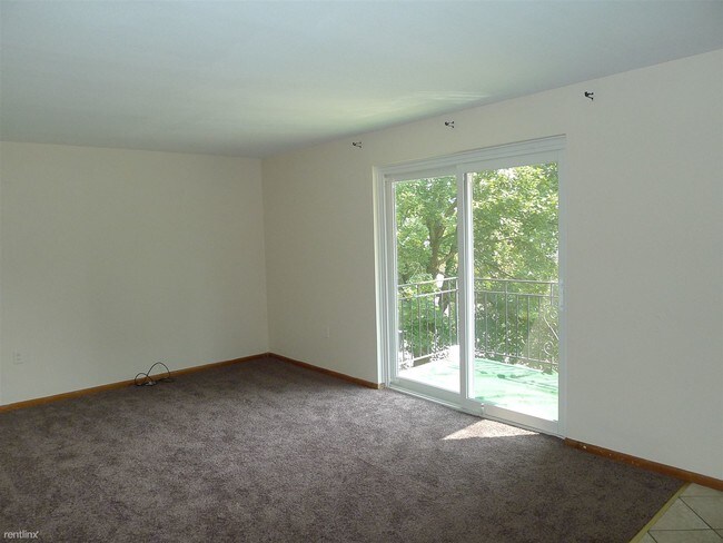 2 br, 1 bath 4plex - Noll Avenue Apartments - 2 br, 1 bath 4plex - Noll Avenue Apartments