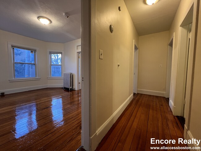 Building Photo - 27 Forest St Unit 2