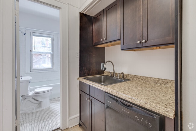 1BR, 1BA + Den - 625SF - Kitchen
