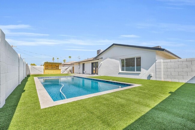 Building Photo - 6 BED/4 BATH Complete remodel with backyard pool & bar