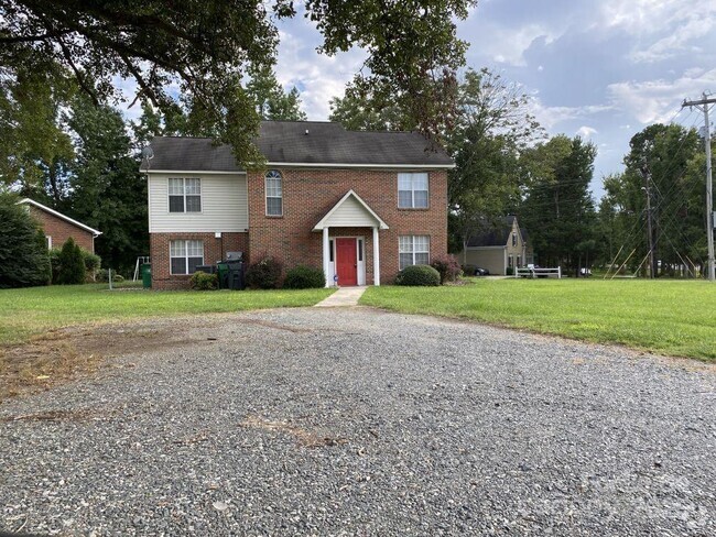 Building Photo - 1000 Mt Holly-Huntersville Rd Rental