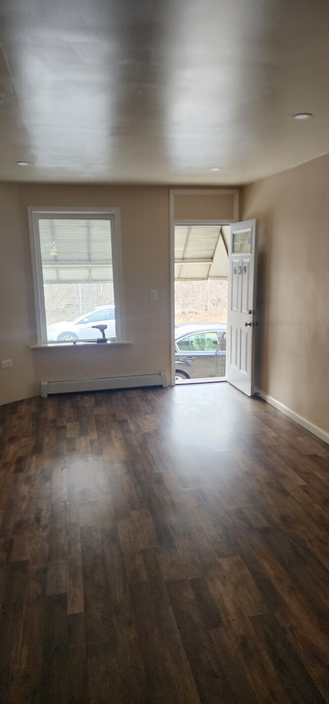 Photo - 639 Clinton St