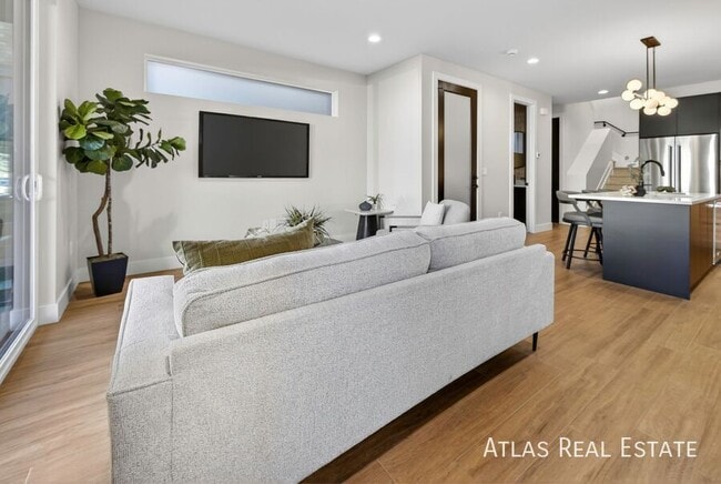 Building Photo - 830 Cherry St Unit 1