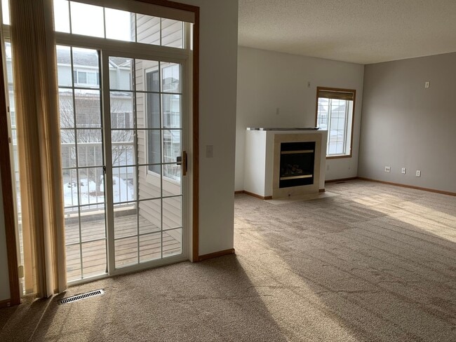 Building Photo - Bright & Spacious 2BR/1.5BA Townhome in Co...