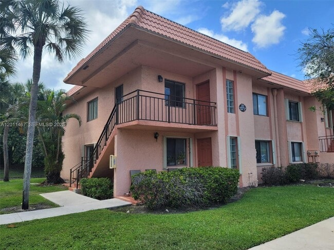 Building Photo - 213 Lakeview Dr Unit 201