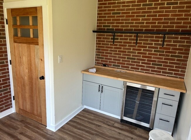 Building Photo - 247 Redbud Dr
