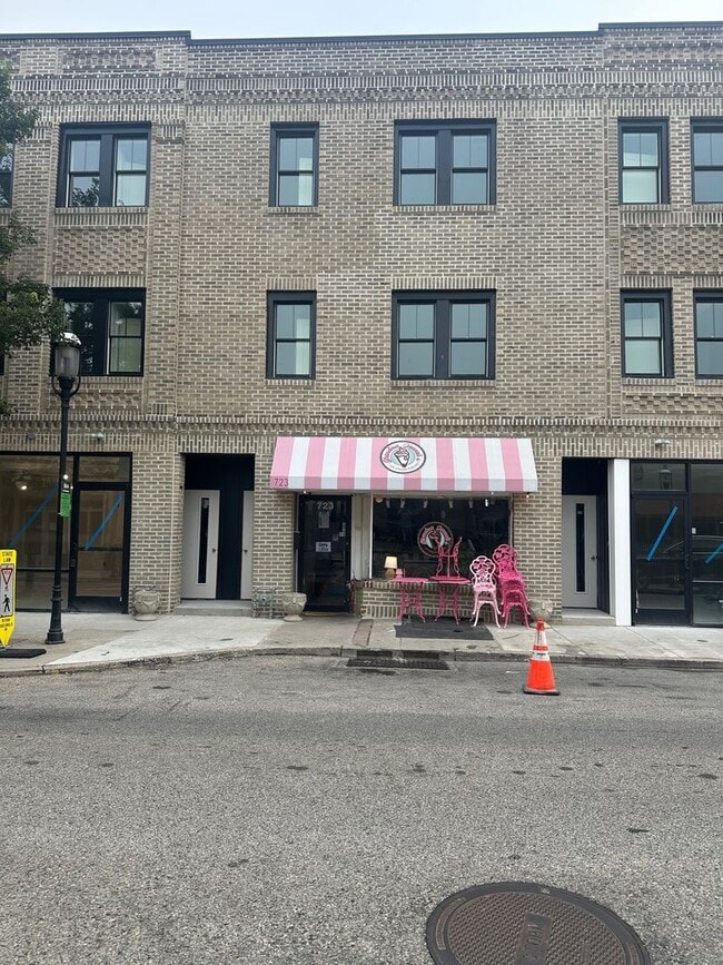 Building Photo - Welcome to the Oswalds Place Apartments! Unit 723 West Ave - 3rd Floor