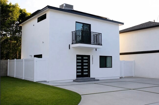 Building Photo - 15217 W Roya St