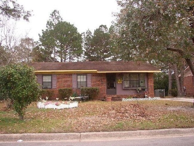 Building Photo - THREE BEDROOM, TWO BATH HOME