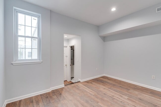 Building Photo - Newly Renovated Temple Apartment Unit C