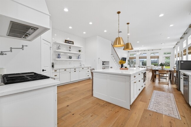 Photo - 927 W 25th St