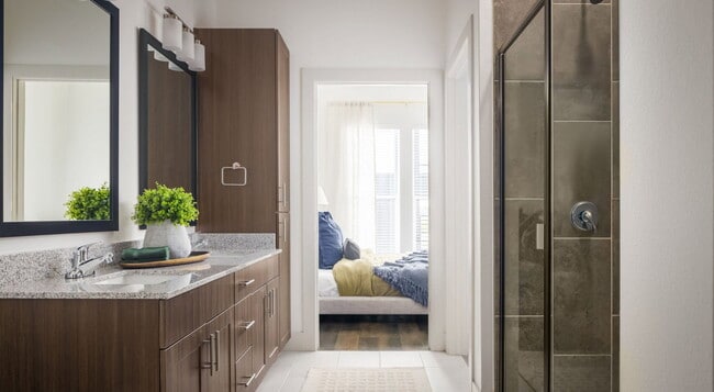 Photo - 4900 The Sta Blvd Unidad 4302