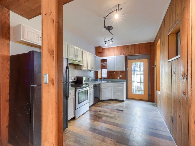 Photo - Large 2BR/2BTH house on Penn St!