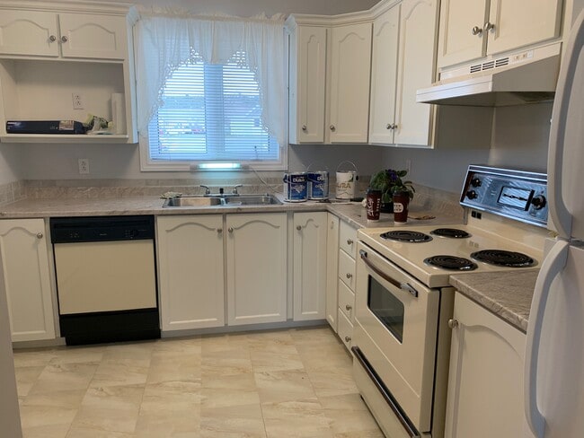 Building Photo - 6 Sarasota Ct