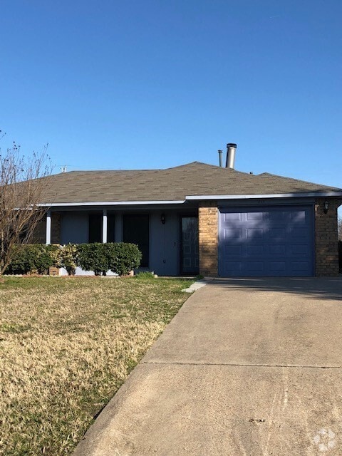 Building Photo - 211 Tejas Dr Rental