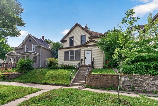 Building Photo - 754 5th St E
