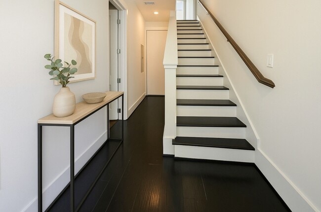 Building Photo - 2401 Crawford St Unit C2A