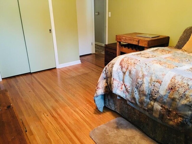 Photo - 5624 Lake St