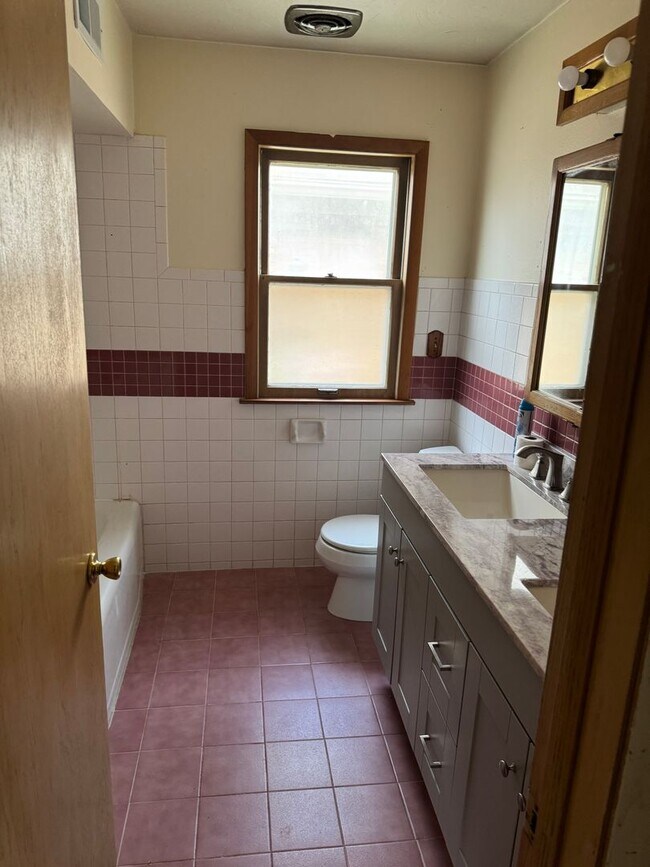 Photo - Newly Renovated 3-Bedroom Upper Flat Near ... Unit 815-Lower