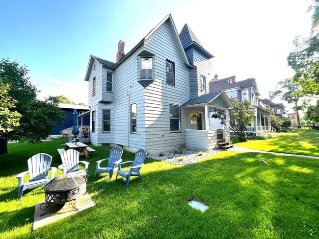 Photo - Recently Renovated One Bedroom In Awesome University Location! Unit 701