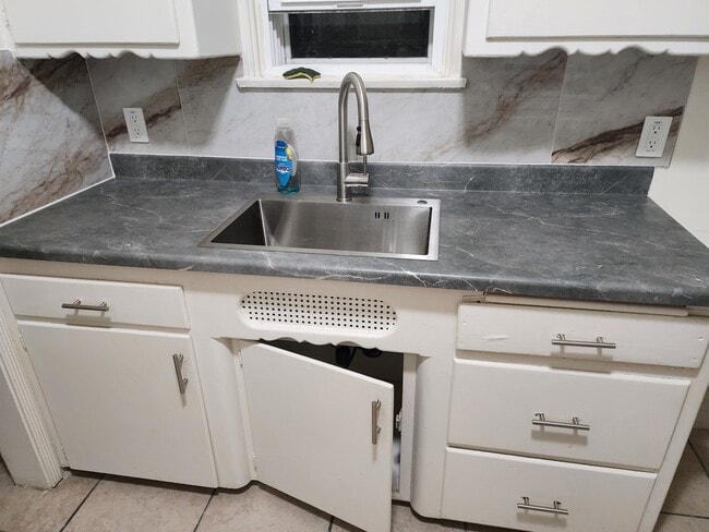 Kitchen - 1315 W 102nd St Unit 1317.5