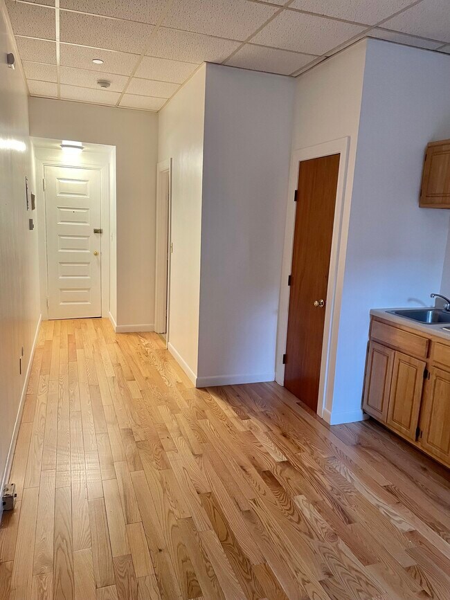 Building Photo - 822 Beacon St Unit 3 Rental