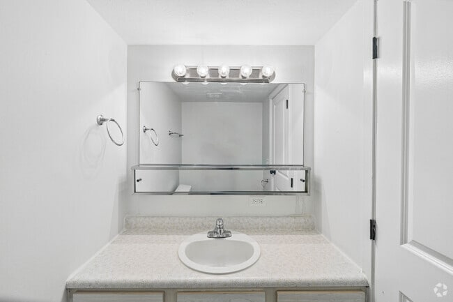 2BR, 2BA - 828SF - Second Bathroom