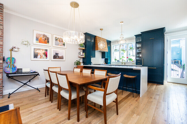 Building Photo - 452 W 4th St Unit 452 Rental