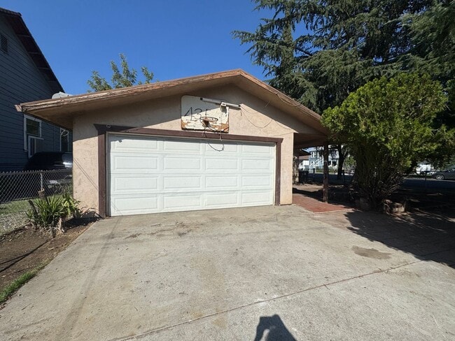 Building Photo - Charming 3 bedrooms 2 baths