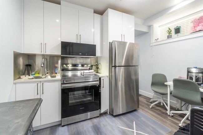 Photo - 3164 Venables St