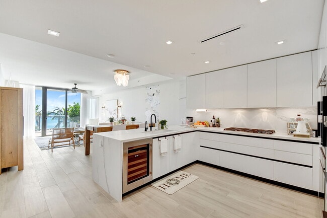 Building Photo - 1116 N Ocean Blvd Unit 303
