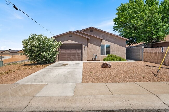 Building Photo - CHARMING TWO BEDROOM Rental
