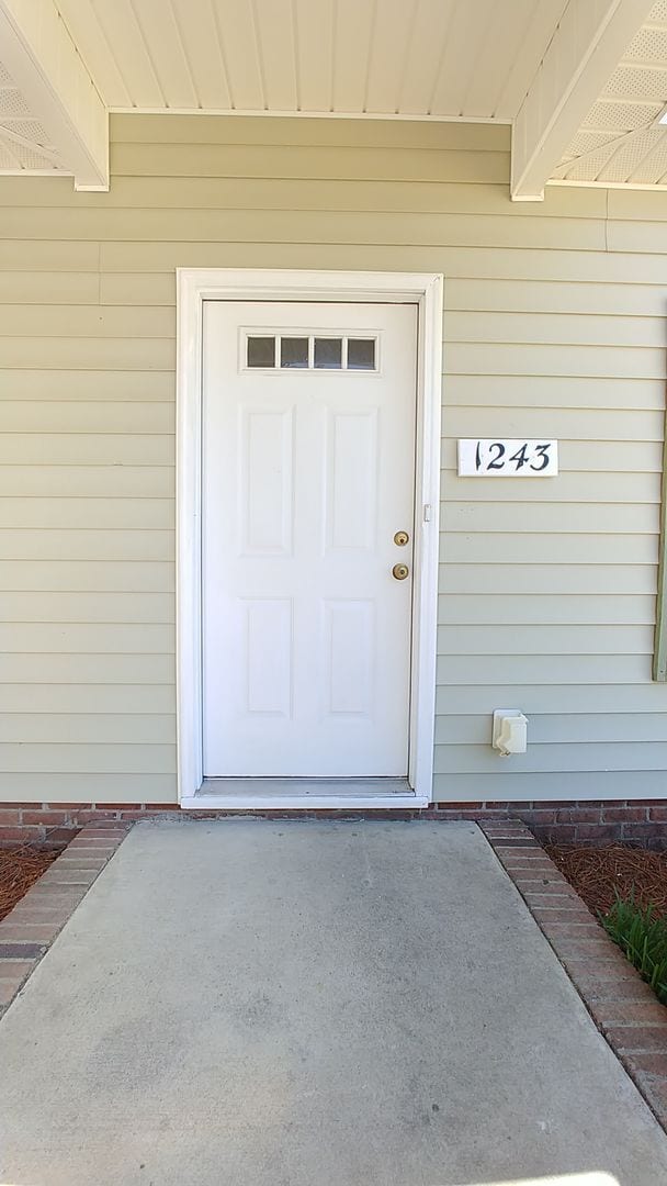 Building Photo - Freshly Painted Townhome