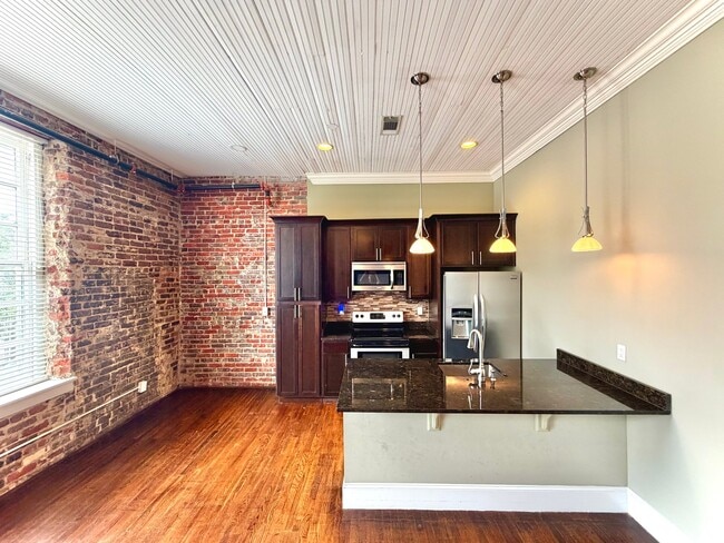 Photo - 427 College St