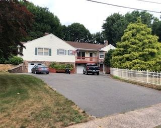 Driveway on Round Hill Road - 197 Carter Ln Rental
