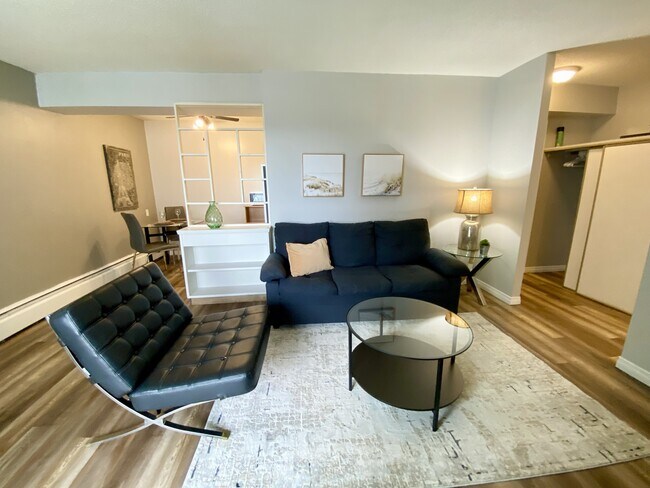 Photo - 8310-8310 Jasper Ave