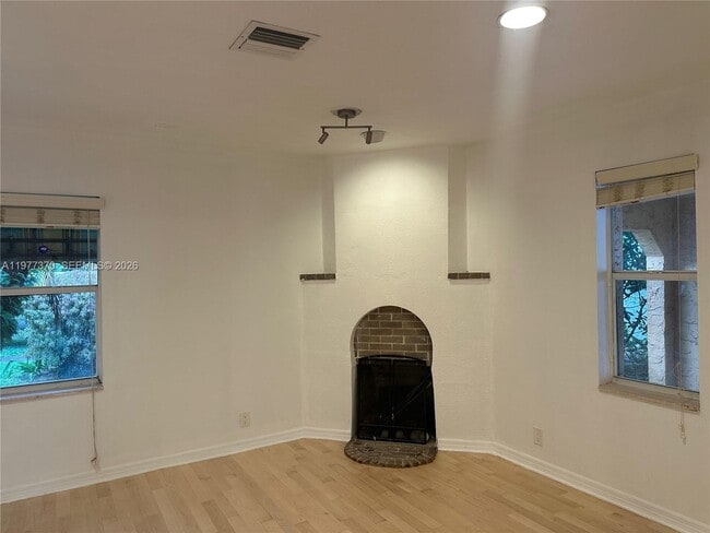 Photo - 725 Navarre Ave