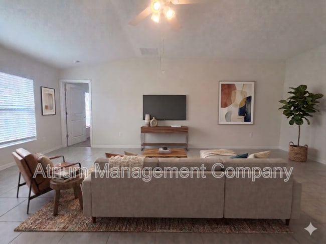 Building Photo - 327 Macarthur St