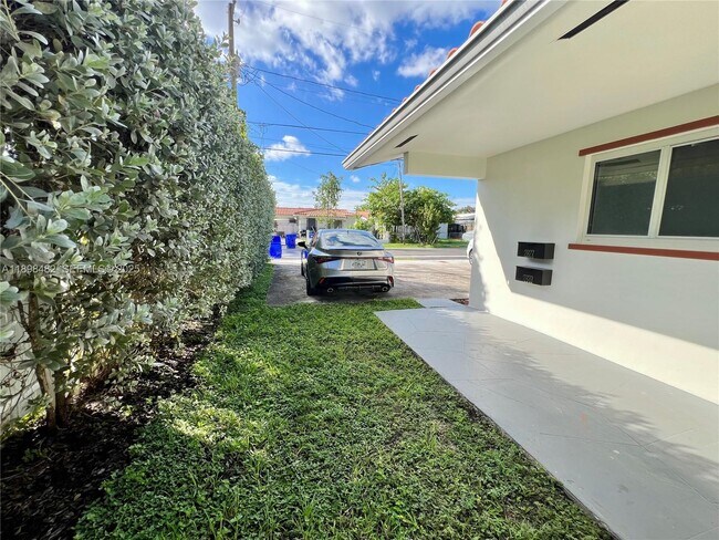 Building Photo - 2827 SW 24th St Unit 2728