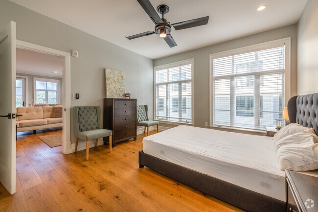 2 BR, 2 BA - 933 SQ FT